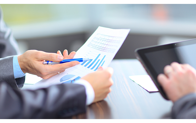 千庫網(wǎng)_業(yè)務(wù)團隊一起分析市場研究結(jié)果_攝影圖編號276564