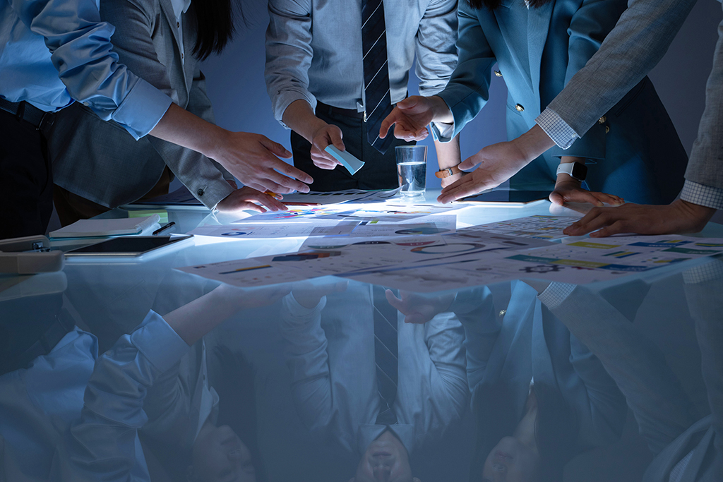 千庫網(wǎng)_商務(wù)人士在辦公室里討論工作_攝影圖編號20083167